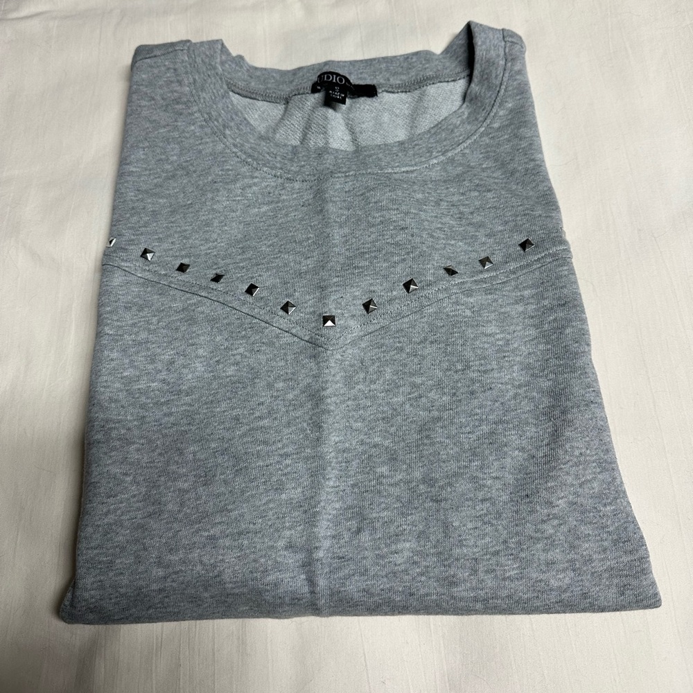 Studio by JPR Med Heather Grey Top/Sweatshirt, size S